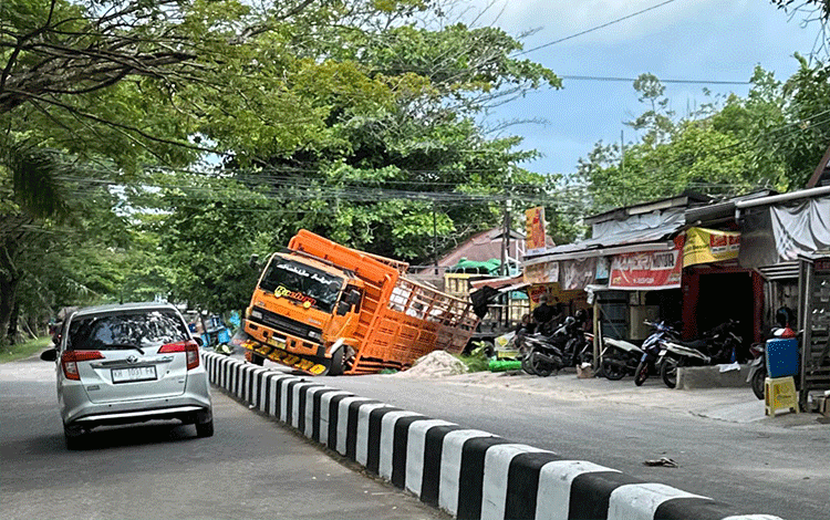 Lebih 12 Jam Truk Fuso Terperosok di Sampit Belum Dievakuasi