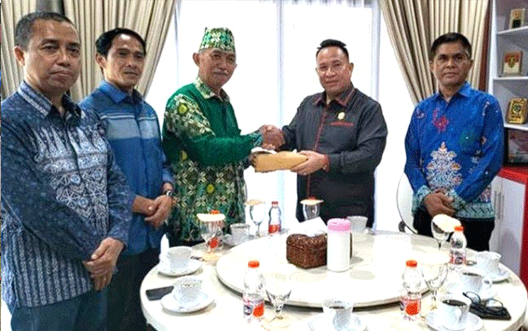 Ketua DPRD Mura Serahkan Dana untuk Pembangunan Masjid Muhammadiyah