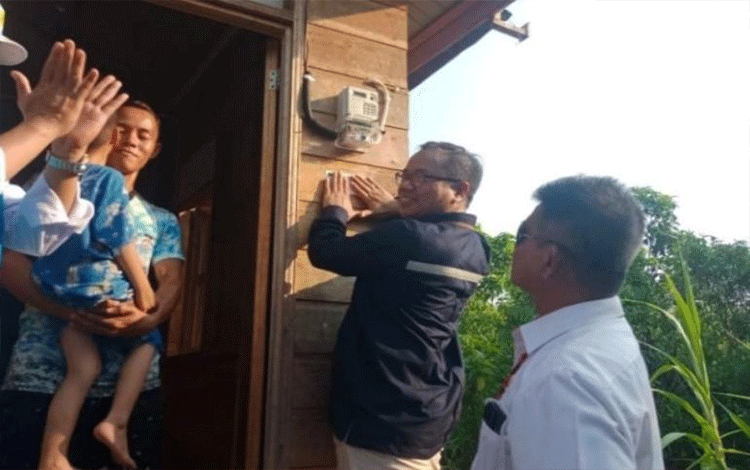 Sugianto Sabran Targetkan Seluruh Desa Nikmati Listrik pada Akhir 2024