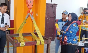 Wabup Kotim, Irawati mencoba menggunakan alat berat crane di bengkel teknik hasil redesain siswa SMKN 2 Sampit, Rabu, 29 November 2023.