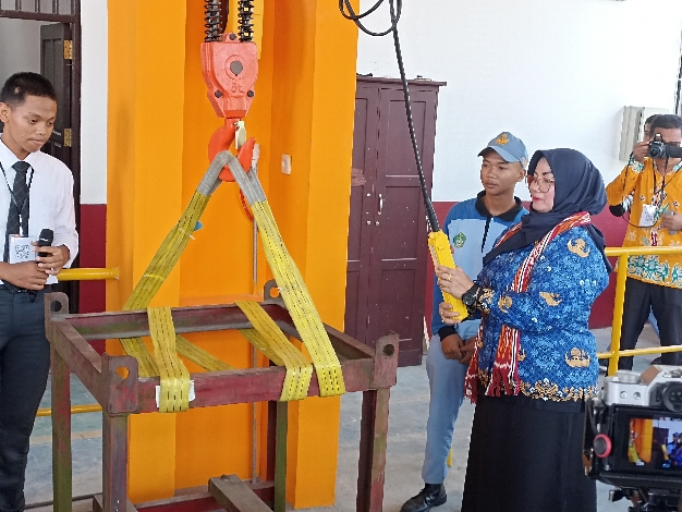 Irawati Apresiasi Siswa SMKN 2 Sampit Mampu Redesain Bengkel Teknik Alat Berat