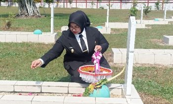 Wabup Kotim, Irawati tabur bunga di Makam Pahlawan Batarung peringati Hari Pahlawan 2023, Jumat 10 November 2023.