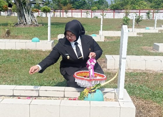 Wabup Kotim, Irawati tabur bunga di Makam Pahlawan Batarung peringati Hari Pahlawan 2023, Jumat 10 November 2023.