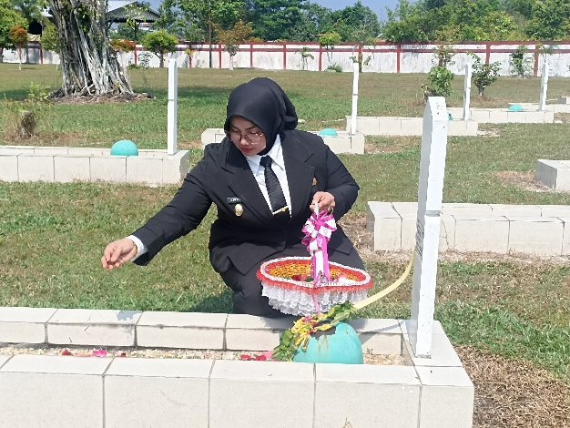 Irawati Tabur Bunga di Makam Pahlawan Batarung Peringati Hari Pahlawan 2023