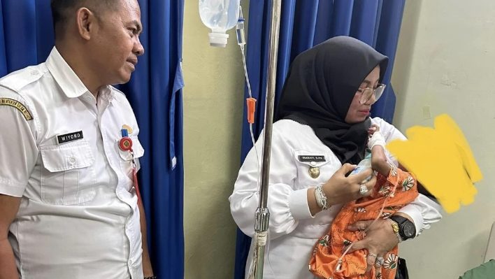 Wakil Bupati Kotim Irawati bersama dengan Kepala Dinas Sosial Kotim Wiyono saat mengunjungi anak yang ditemukan oleh warga, Rabu 1 November 2023.