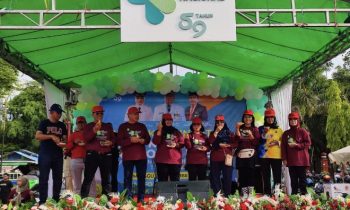 Wakil Bupati Kotim Irawati saat memimpin buah bersama dalam rangka Hari Kesehatan Nasiobal ke 59 tahun di areal Taman Kita Sampit.
