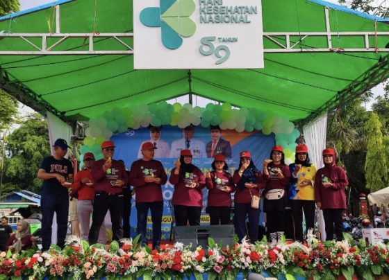 Wakil Bupati Kotim Irawati saat memimpin buah bersama dalam rangka Hari Kesehatan Nasiobal ke 59 tahun di areal Taman Kita Sampit.