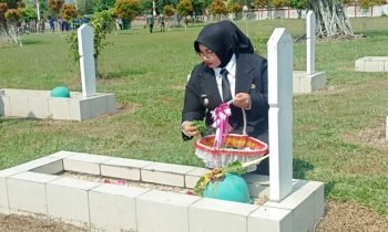Wakil Bupati Kotim Irawati saat ziarah kemakam Pahlawan setelah kegiatan upacara memperingati hari pahlawan nasional, Jumat 10 November 2023.