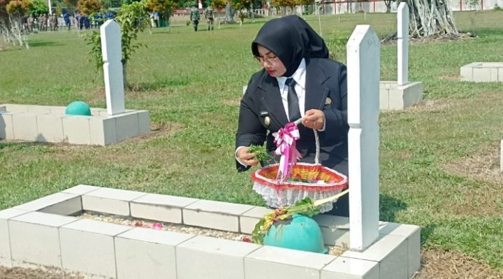 Wakil Bupati Kotim Irawati saat ziarah kemakam Pahlawan setelah kegiatan upacara memperingati hari pahlawan nasional, Jumat 10 November 2023.