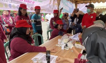 Wakil Bupatu Kotim Irawati dan Ketua DPRD Kotim Rinie Anderson saat pengecekan kesehatan di Taman Kota Sampit, Minggu, 12 November 2023.