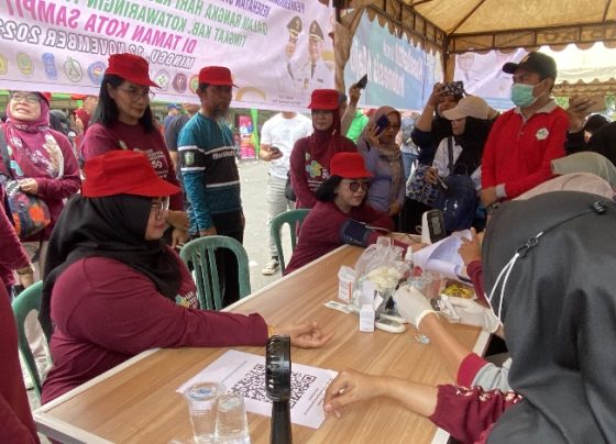 Wakil Bupatu Kotim Irawati dan Ketua DPRD Kotim Rinie Anderson saat pengecekan kesehatan di Taman Kota Sampit, Minggu, 12 November 2023.