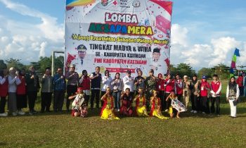 Wakil Ketua I DPRD Katingan Nanang Suriansyah saat foto bersama  pada ajang kreativitas sahabat PMI di Lapangan Sport Center Kasongan.