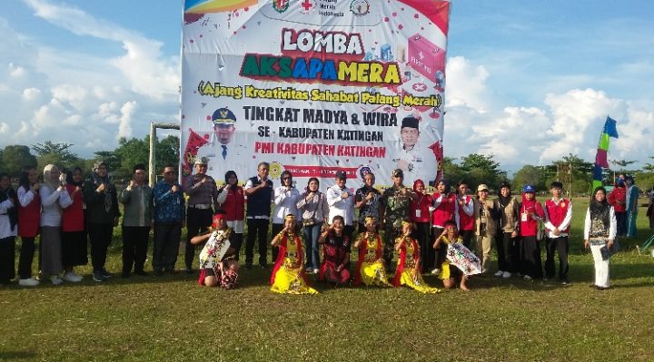 Wakil Ketua I DPRD Katingan Nanang Suriansyah saat foto bersama  pada ajang kreativitas sahabat PMI di Lapangan Sport Center Kasongan.