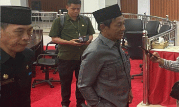 Wakil Ketua I DPRD Murung Raya Likon bersama Plt. Sekretaris Daerah Murung Raya Serampang (kiri) di Gedung DPRD Murung Raya, Rabu, 8 November 2023.