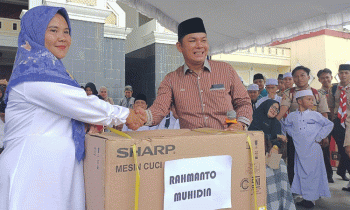 Wakil Ketua II DPRD Mura Serahkan Hadiah Doorprize Pawai 1 Muharam