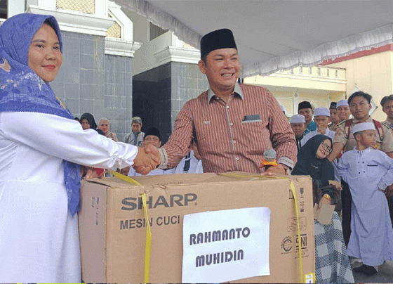 Wakil Ketua II DPRD Mura Serahkan Hadiah Doorprize Pawai 1 Muharam