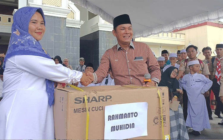 Wakil Ketua II DPRD Mura Serahkan Hadiah Doorprize Pawai 1 Muharam