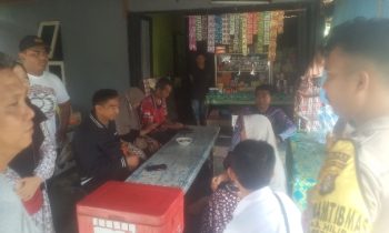 Warga Jalan Anggur II yang sedang berjaga khawatir pelaku pembuat onar kembali menyerang.