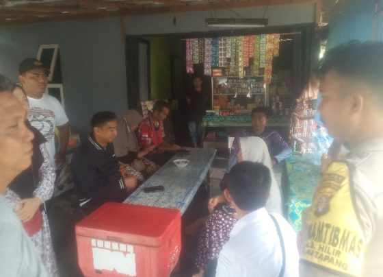 Warga Jalan Anggur II yang sedang berjaga khawatir pelaku pembuat onar kembali menyerang.