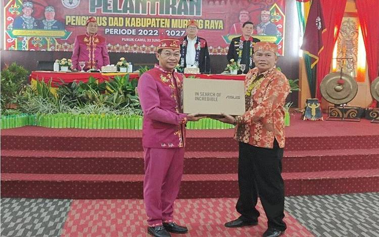 Damang Kepala Adat di Murung Raya Terima Bantuan Laptop dan Printer dari Bupati