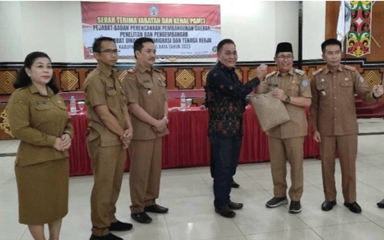 Wabup Murung Raya Pimpin Sertijab Dua Kepala Dinas Pensiun