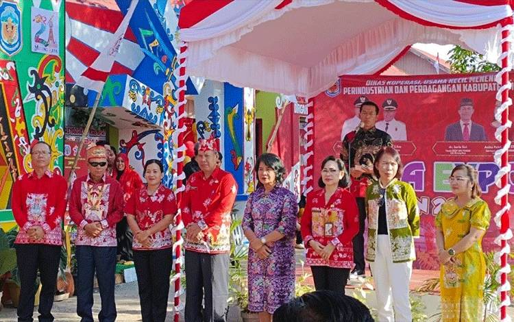 Perdie Imbau Perusahaan Gunakan Batik Khas Murung Raya
