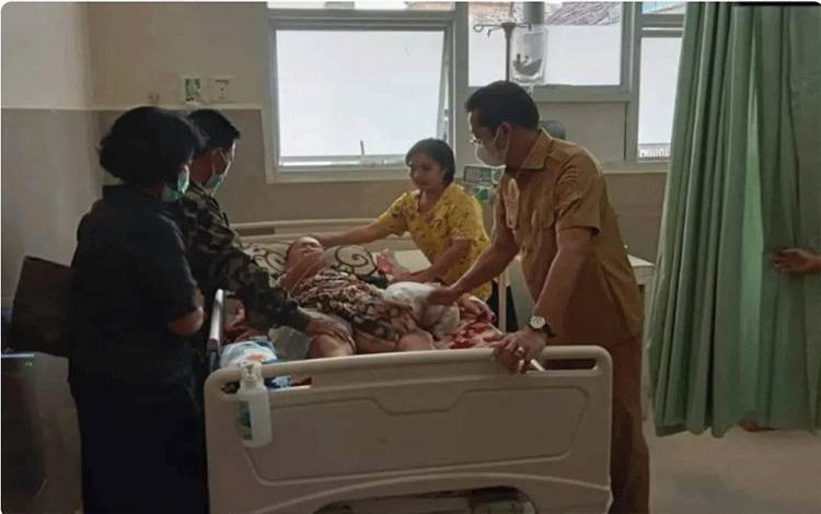 Ketika Perdie Mengunjungi Pasien yang Berobat di RSUD Puruk Cahu