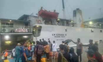 Arus mudik di Pelabuhan Sampit, ratusan penumpang berangka ke Pelabuhan Tanjung Perak Surabaya, menjelang natal dan tahun baru.