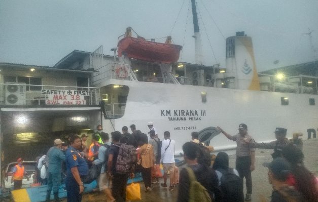 Arus mudik di Pelabuhan Sampit, ratusan penumpang berangka ke Pelabuhan Tanjung Perak Surabaya, menjelang natal dan tahun baru.