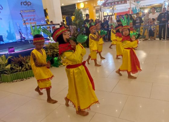 Bikin gemas! Siswa siswi TK Bakti Ibu menampilkan seni tari di HUT ke 10 Citimall Sampit, Sabtu 30 Desember 2023