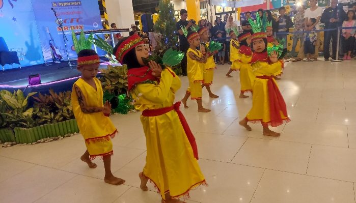 Bikin gemas! Siswa siswi TK Bakti Ibu menampilkan seni tari di HUT ke 10 Citimall Sampit, Sabtu 30 Desember 2023