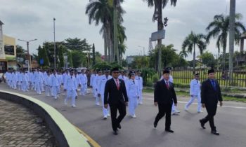 Bupati Kotim Halikinnor, Sekda dan Kepala DPMD bersama seluruh Kades yang akan dilantik berjalan kaki memuju kantor bupati, Senin, 11 Desember 2023