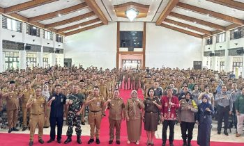 Bupati Kotim Halikinnor beserta jajaran saat berfoto bersama dalam Evaluasi Pengelolaan Keuangan Desa tahun anggaran 2023, Selasa, 12 Desember 2023.