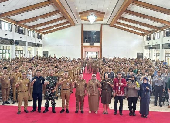 Bupati Kotim Halikinnor beserta jajaran saat berfoto bersama dalam Evaluasi Pengelolaan Keuangan Desa tahun anggaran 2023, Selasa, 12 Desember 2023.