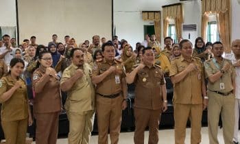 Bupati Kotim Halikinnor beserta jajaran saat berfoto bersama dengan perawat dan bidan Desa di aula Dinas Kesehatan Kotim, Selasa, 12 Desember 2023