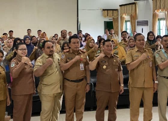 Bupati Kotim Halikinnor beserta jajaran saat berfoto bersama dengan perawat dan bidan Desa di aula Dinas Kesehatan Kotim, Selasa, 12 Desember 2023