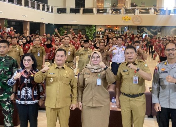 Bupati Kotim Halikinnor beserta jajaran saat berfoto bersama dengan seluruh atlet Porprov XII berprestasi di Kotim,   Selasa, 19 Desember 2023.