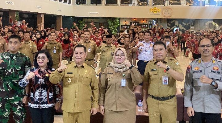 Bupati Kotim Halikinnor beserta jajaran saat berfoto bersama dengan seluruh atlet Porprov XII berprestasi di Kotim,   Selasa, 19 Desember 2023.