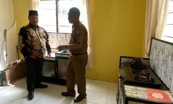 Bupati Kotim Halikinnor didampingi Kepala Dinsos Siyono saat mengecek dapur di Rumah Singgah Dinsos Kotim, Senin, 11 Desember 2023