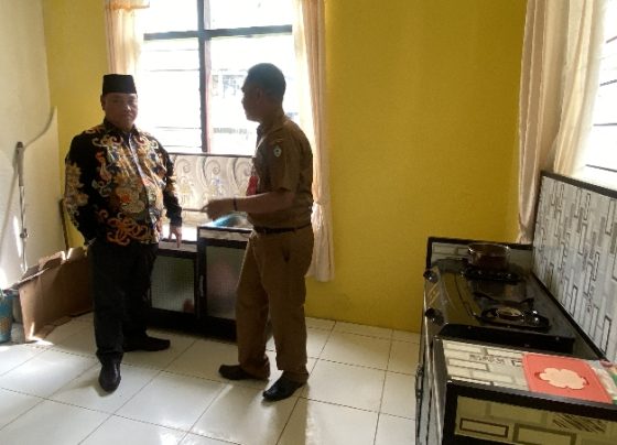 Bupati Kotim Halikinnor didampingi Kepala Dinsos Siyono saat mengecek dapur di Rumah Singgah Dinsos Kotim, Senin, 11 Desember 2023