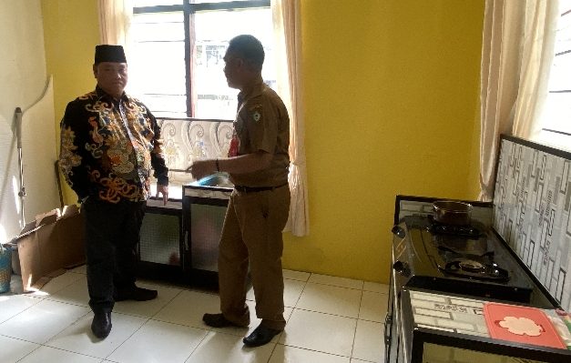 Bupati Kotim Halikinnor didampingi Kepala Dinsos Siyono saat mengecek dapur di Rumah Singgah Dinsos Kotim, Senin, 11 Desember 2023