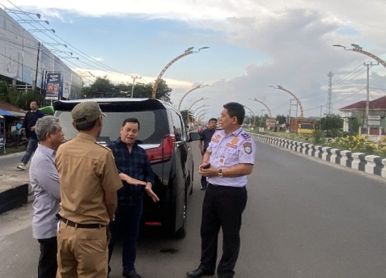 Bupati Kotim Halikinnor didampingi Kepala Dishub, Kepala DLH dan DPUPRPRKP saat meninjau Terowongan Nur Mentaya, Senin, 11 Desember 2023.
