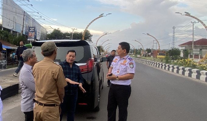 Bupati Kotim Halikinnor didampingi Kepala Dishub, Kepala DLH dan DPUPRPRKP saat meninjau Terowongan Nur Mentaya, Senin, 11 Desember 2023.