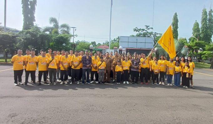 Bupati Kotim Halikinnor didampingi Sekda Kotim Fajrurrahman berfoto bersama dengan Kontingen FTIK di halaman rumah Jabatan, Senin, 18 Desember 2023