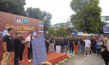 Bupati Kotim Halikinnor, didampingi Wabup Kotim Irawati dan Ketua KPU Kotim saat melepas peserta Jalan Sehat Pemilu Damai, Minggu, 10 Desember 2023.
