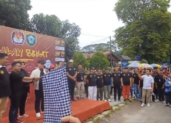 Bupati Kotim Halikinnor, didampingi Wabup Kotim Irawati dan Ketua KPU Kotim saat melepas peserta Jalan Sehat Pemilu Damai, Minggu, 10 Desember 2023.