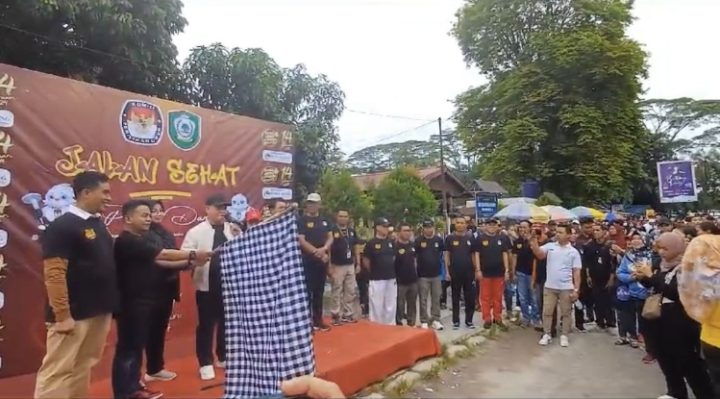 Bupati Kotim Halikinnor, didampingi Wabup Kotim Irawati dan Ketua KPU Kotim saat melepas peserta Jalan Sehat Pemilu Damai, Minggu, 10 Desember 2023.