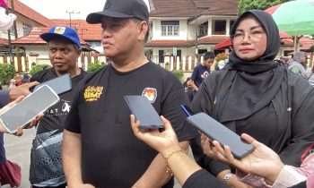 Bupati Kotim Halikinnor didampingi Wabup Kotim Irawati saat diwawancarai awak media.