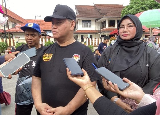 Bupati Kotim Halikinnor didampingi Wabup Kotim Irawati saat diwawancarai awak media.