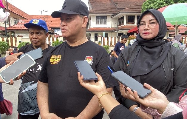 Bupati Kotim Halikinnor didampingi Wabup Kotim Irawati saat diwawancarai awak media.
